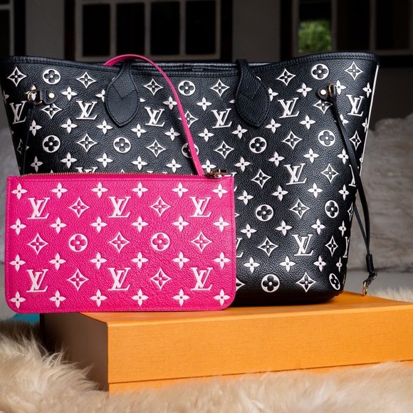 Spacious Neverfull MM Louis Vuitton Shoulder Bag - Picture 2 of 3